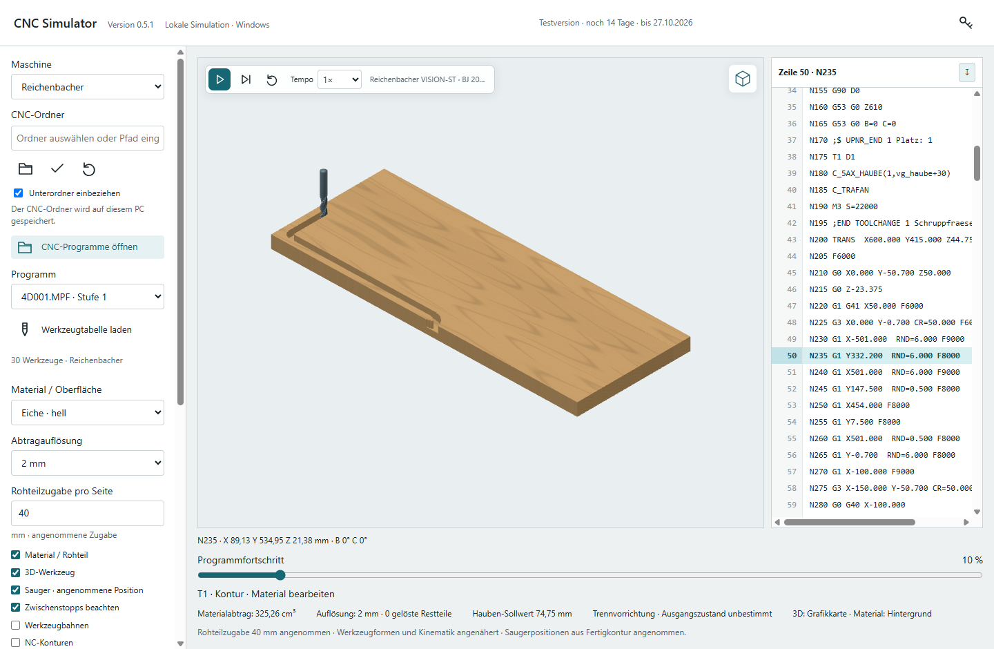 Beginnende CNC-Fräsung mit sichtbarer Nut, aktivem Werkzeug und markierter Programmzeile